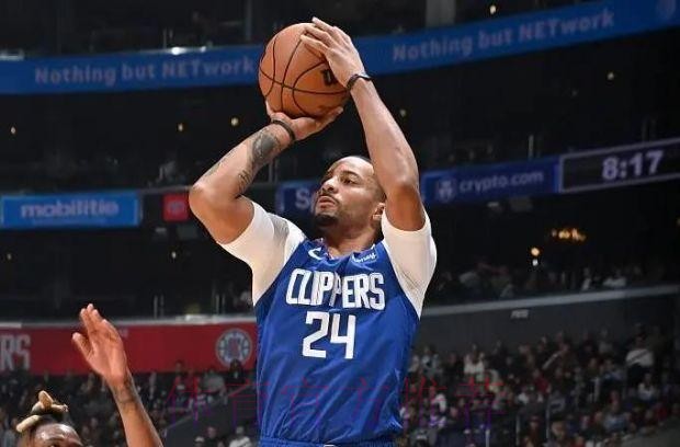 鲍威尔全场出战29分钟，投篮21中8得到23分3篮板2助攻1抢断